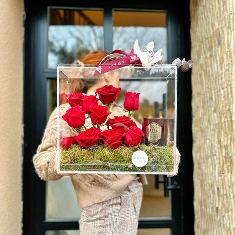 Pera Lovers Bloom Bag Red Roses with Candle Gift in Plexiglass Box