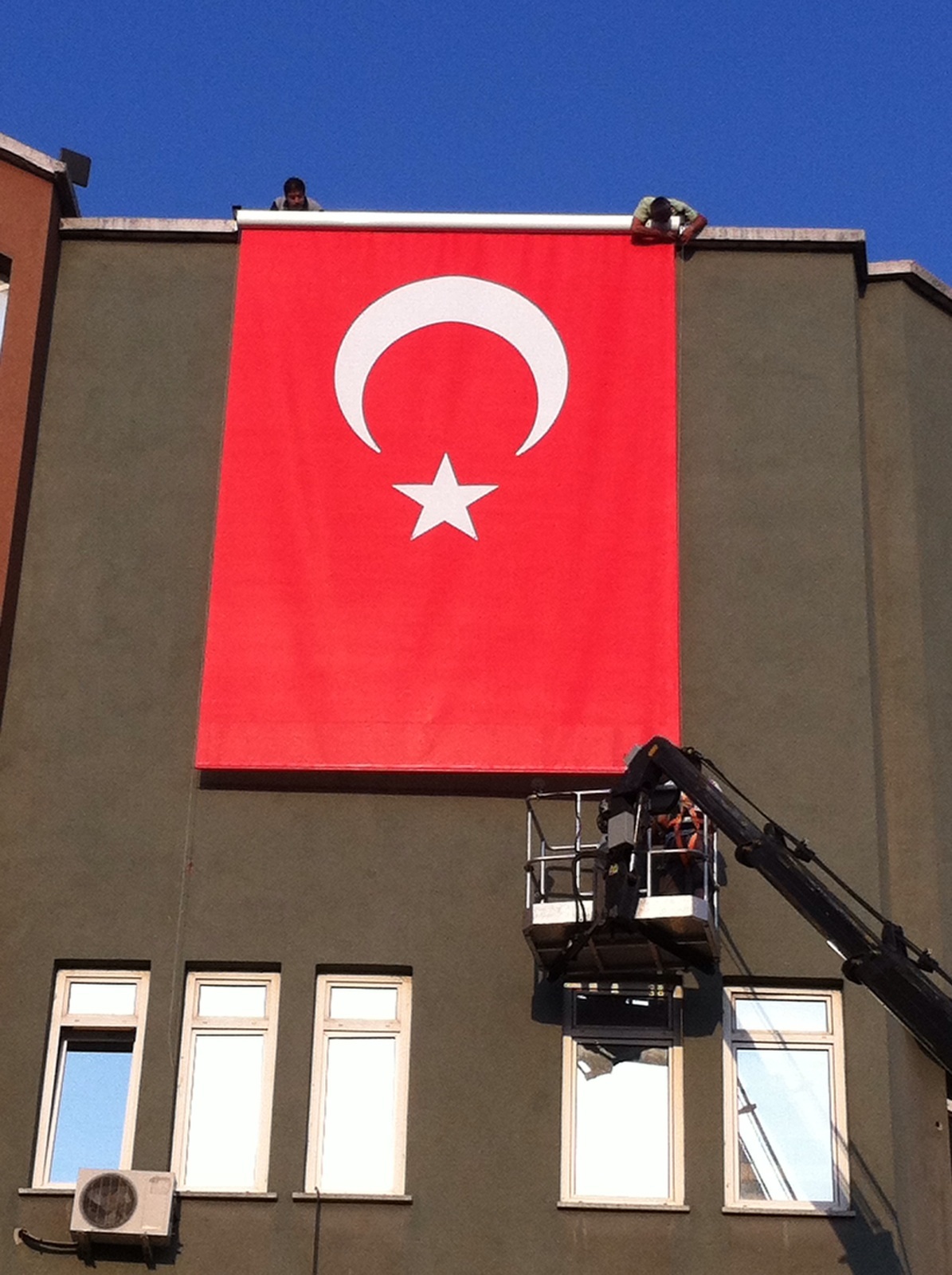Motorlu Kumandalı Bayrak ve Posterler 